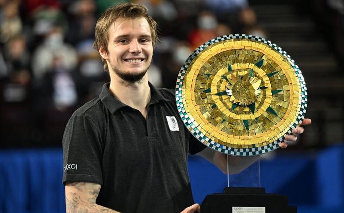 更是对她们 更是对她们